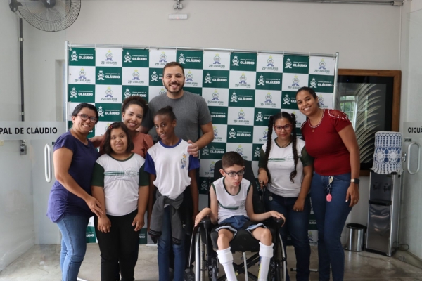 Alunos da Educação Especializada da Escola Estadual Tancredo Neves conhecem o trabalho dos vereadores e funcionamento do Poder Legislativo