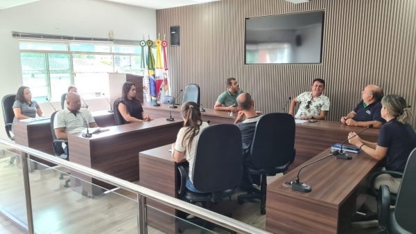 Presidente da Câmara participa de reunião com funcionários do Legislativo e representante do sindicato da categoria