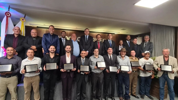 Plenário entrega títulos de Cidadania Honorária e Honra ao Mérito à personalidades